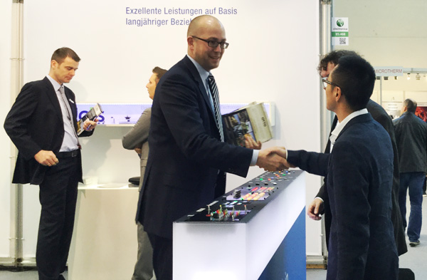 alders-partner Geschäftsführer Martin Alders mit Partnern auf einer Messe